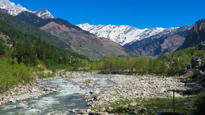 Snow-covered Himalayan peaks near Manali - Mountain Junkey