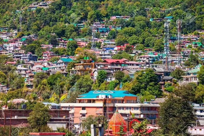 Cluster of houses in Kullu town amid hills - Mountain Junkey