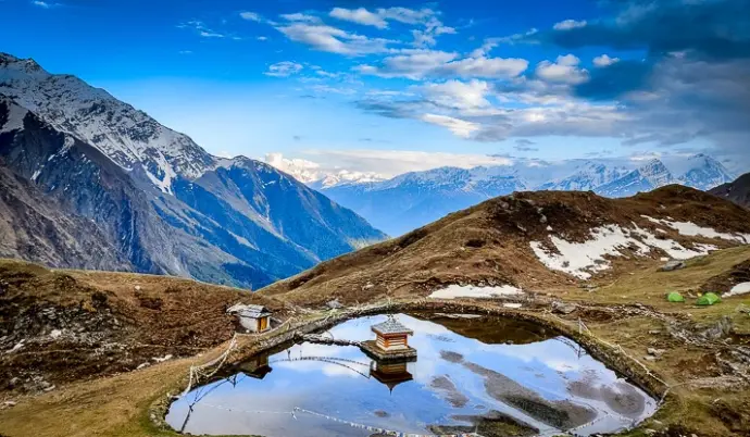Alpine meadows and glacial streams on the trek to Yulla Kanda in Himachal Pradesh - Mountain Junkey