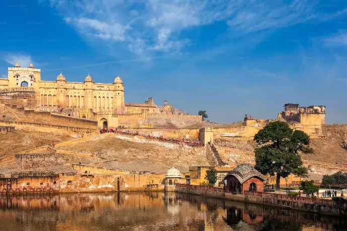 Amber Fort in Jaipur glowing under early morning sun - Mountain Junkey