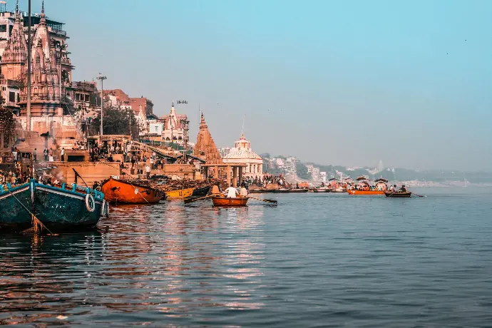 Priests performing Ganga Aarti at Dashashwamedh Ghat, Varanasi - Mountain Junkey